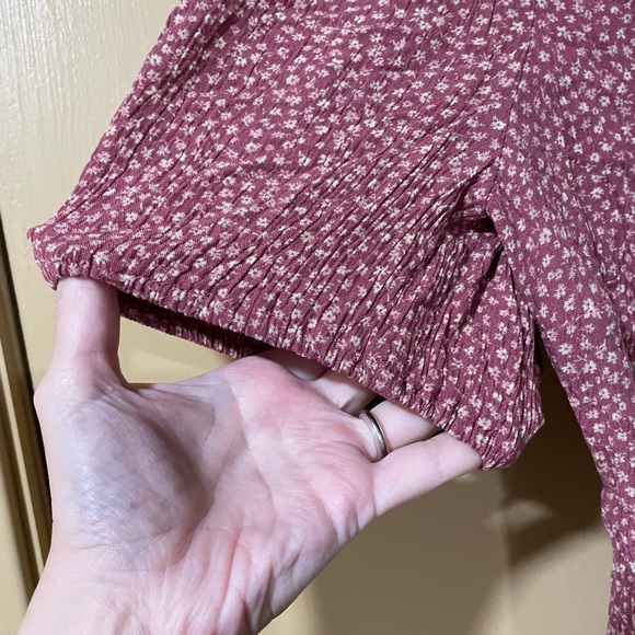 Chic Maroon Floral Mini Dress with Puff Sleeves - Picture 4 of 7